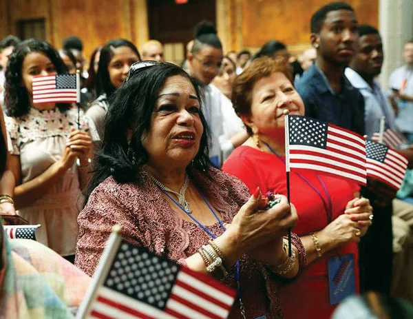  최근 시민권 수속이 대폭 빨라진 것으로 나타났다. 시민권 선서식에 참석한 이민자들. [로이터]