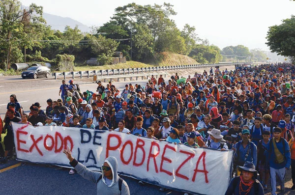  미국 국경으로 향하는 중남미 주민들로 구성된 이민자 캐러밴 행렬이 지난 26알 멕시코 남부에서‘가난으로부터의 탈출’이라는 배너를 앞세워 행진하고 있다. [로이터]