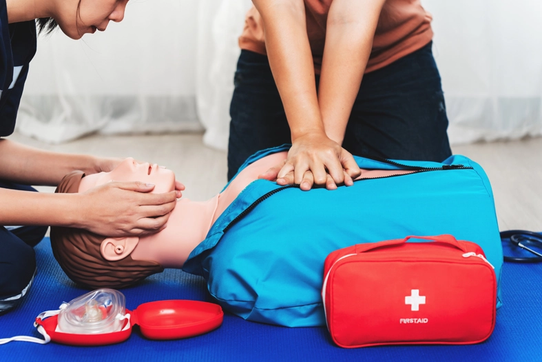 급성 심정지가 발생했을 때 4분 이내‘심폐소생술(CPR)’을 받으면 생존 가능성이 높지만 CPR 시행이 1분 늦어질 때마다 생존율은 7~10%씩 떨어진다.  <Shutterstock>

 

					        
