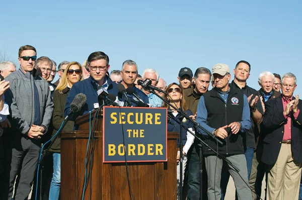  지난 3일 텍사스주 이글패스 지역 멕시코 국경지대를 방문한 마이크 존슨 연방하원의장이 국경보안 강화를 촉구하고 있다. [로이터]