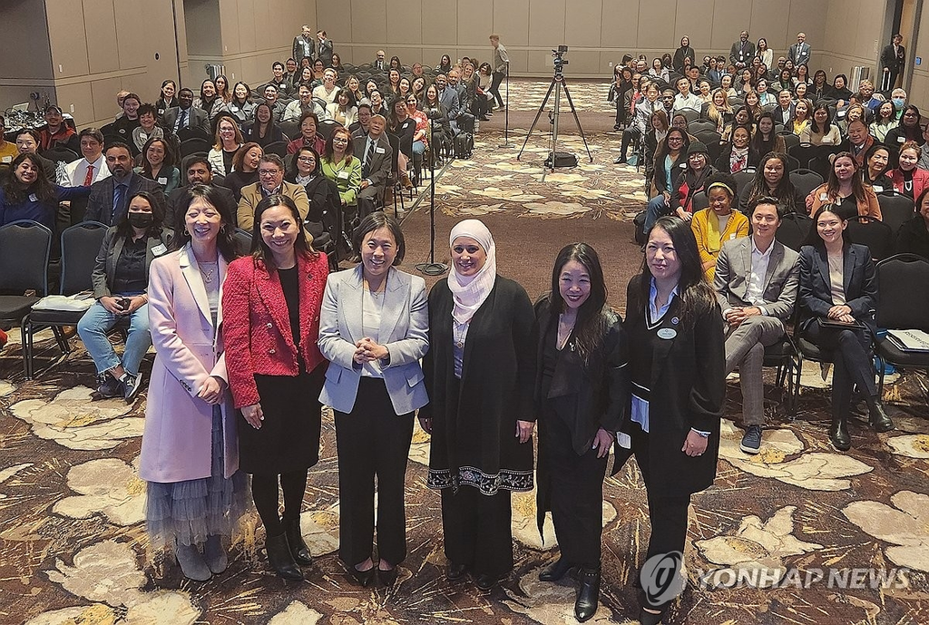 백악관 아시아태평양계 위원회가 10일 애틀랜타 한인타운이 위치한 조지아주 둘루스에서 경제정책 설명회를 개최했다. 왼쪽 두 번째부터 크리스털 카이 백악관 아태계위원회 사무총장, 캐서린 타이 미국 무역대표부(USTR) 대표, 사미라 파질리 전 백악관 경제 부보좌관, 에리카 모리츠구 백악관 아태계 연락 담당관, 빅토리아 후인 백악관 아태계위원회 남부 담당관. (애틀랜타=연합뉴스)