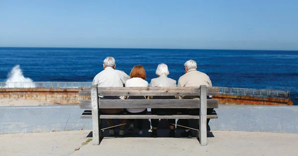  센서스 자료에 따르면 85세 이상 노인 중 약 10%만 요양원 생활을 한다. 노인 인구 약 950만 명 중 절반은 요양원 대신 배우자나 성인 자녀 등 가족과 함께 생활하며 약 40%는 생활 지원 주택 등의 시설에서 홀로 독립적인 생활을 하는 것으로 조사됐다. [로이터]