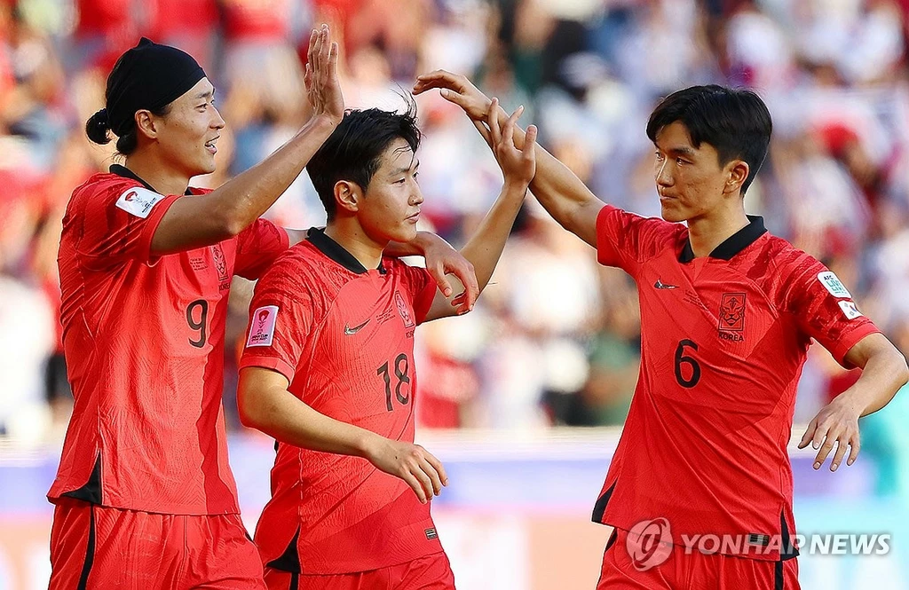 15일(현지시간) 카타르 도하 자심 빈 하마드 스타디움에서 열린 2023 아시아축구연맹(AFC) 아시안컵 조별리그 E조 한국과 바레인의 경기.후반전 이강인이 추가골을 넣은 뒤 조규성(왼쪽), 황인범(오른쪽)의 축하를 받고 있다.(도하=연합뉴스) 