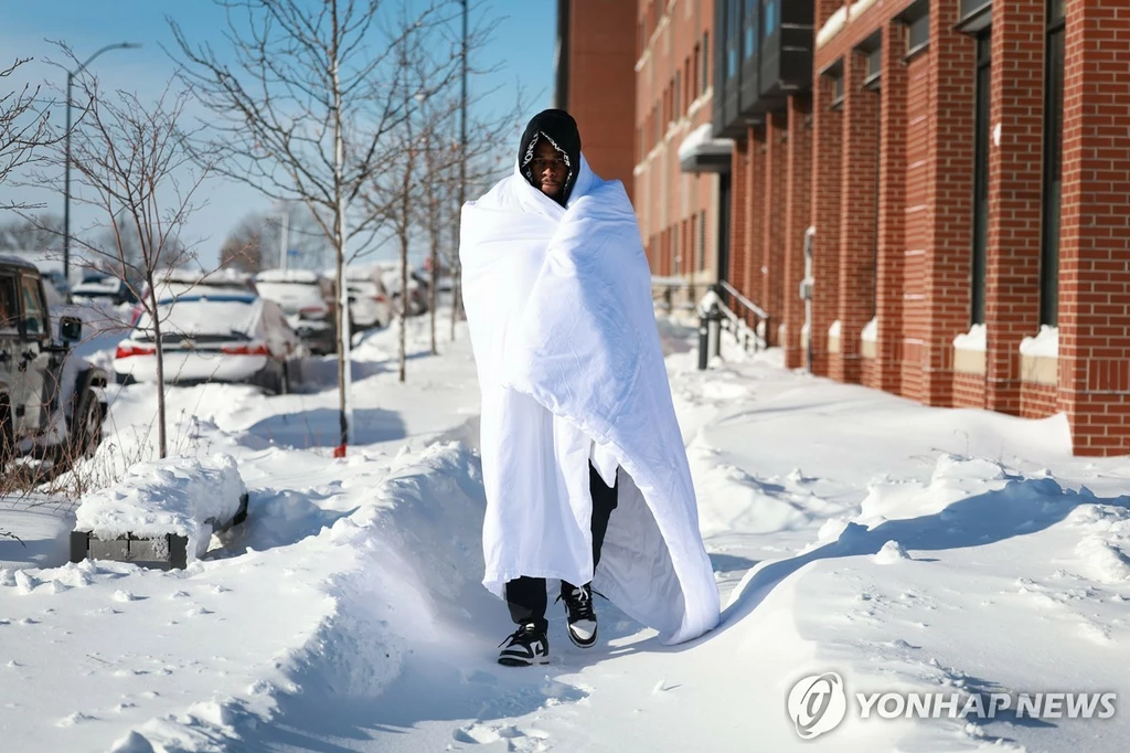 아이오와주에서 추위에 담요를 쓰고 나온 시민
[AFP=연합뉴스. 재판매 및 DB 금지]