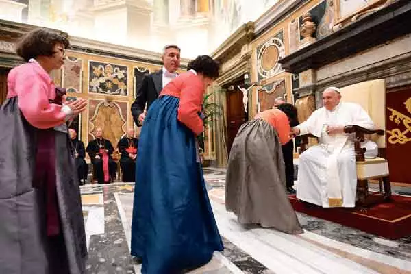  프란치스코 교황이 동성 커플에 대한 사제의 축복을 인정한 것을 두고 벌어진 논란에 대해 오해에 따른 속단이라고 밝혔다. 사진은 교황이 지난해 9월 바티칸을 방문한 한국 천주교 공식 순례단의 인사를 받는 모습. [로이터]