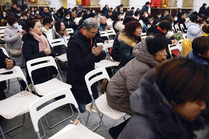  지난달 24일 중국 북경 슈엔우먼 인근 한 성당에서 열린 크리스마스 미사에서 중국 가톨릭 신자들이 기도하고 있다. [로이터]