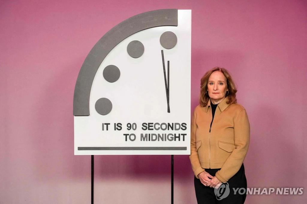  핵과학자회(BSA)가 23일 공개한 '지구 종말(둠스데이) 시계'의 초침. BSA는 지구 종말을 의미하는 자정까지 지난해와 같은 '90초'를 유지했다. [워싱턴 AFP=연합뉴스]