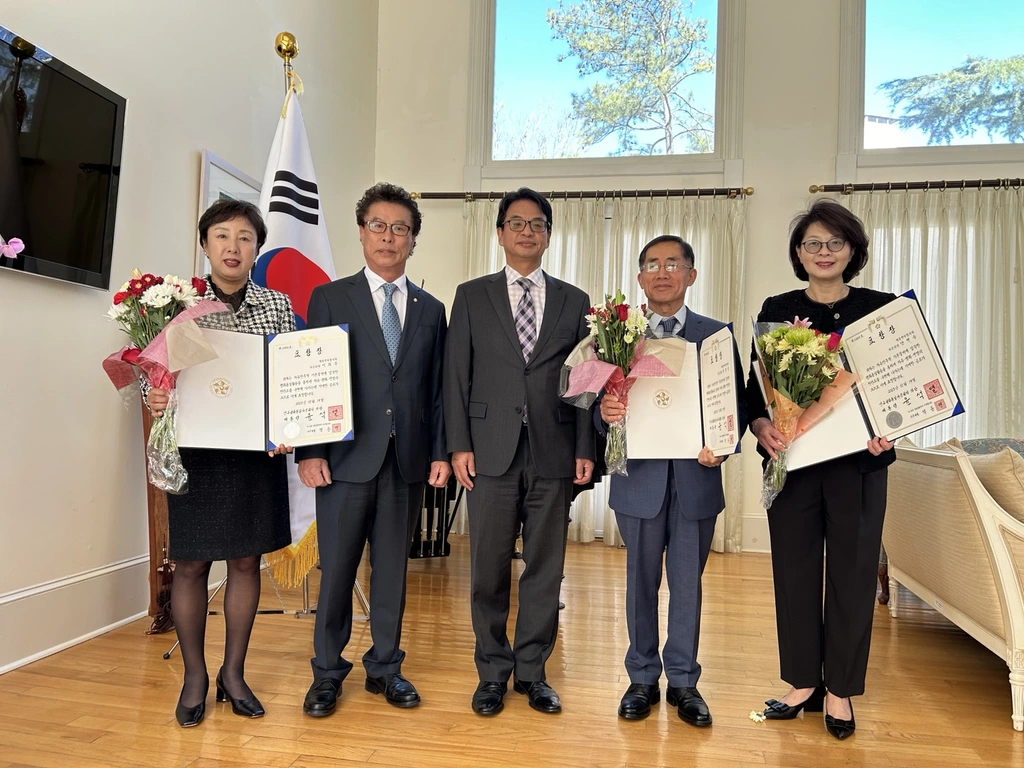 6일 애틀랜타초영사관은 총영사 관저에서 민주평통 애틀랜타협의회 의장 표창 전수식을 개최했다. 사진 왼쪽부터 이미셸 부회장, 오영록 회장, 서상표 총영사, 권영일 상임위원, 양현숙 문화분과위원장.