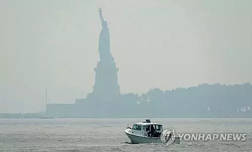 뿌옇게 보이는 자유의 여신상[AFP=연합뉴스 자료사진]