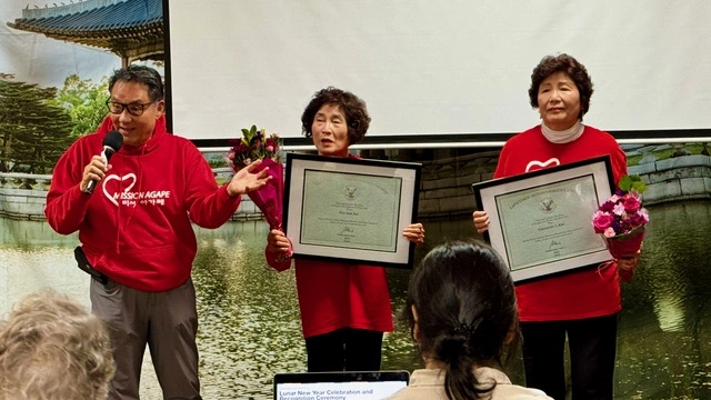 대통령 봉사상을 수상한 김정자, 주연악 미션아가페 봉사자.