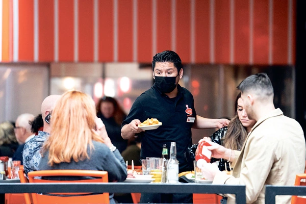  고물가로 점심값 부담이 커지며 직장인들의 점심 풍속도 바뀌고 있다. [로이터]