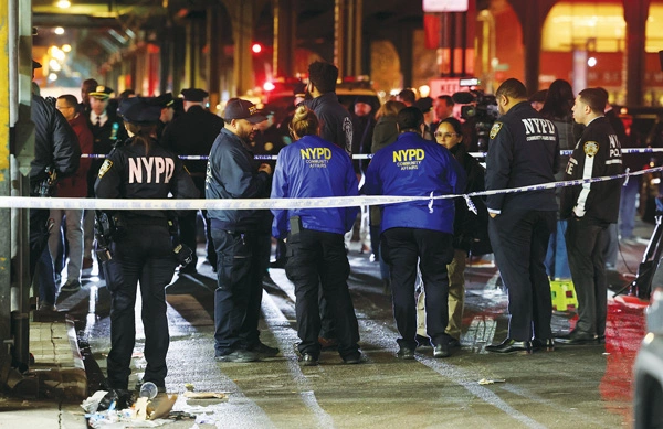 12일 대낮 총기난사 사건이 발생한 뉴욕 브롱스의 마운트 이든 역에 출동한 경찰이 현장 조사를 벌이고 있다. [로이터]