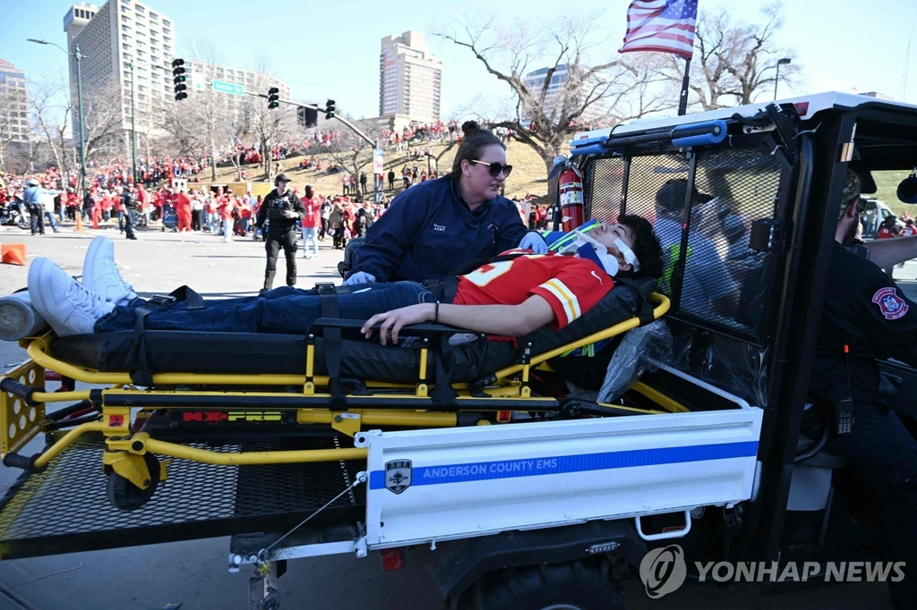 14일 캔자스시티에서 총격 부상자가 이송되고 있다.[캔자스시티[미주리주] AFP=연합뉴스. 재판매 및 DB 금지]