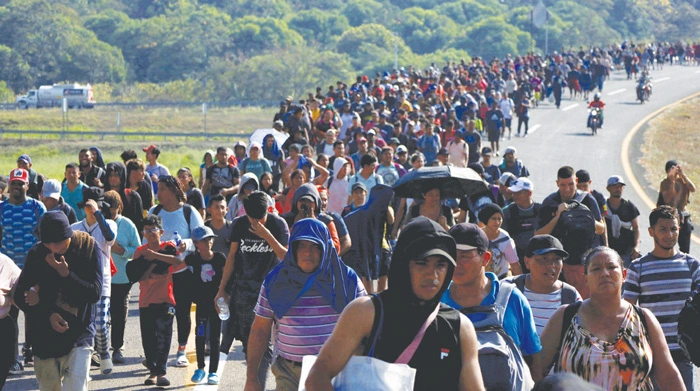  중남미에서 미국 국경을 향해 도보로 이동하고 있는 캐러밴 행렬. [로이터]