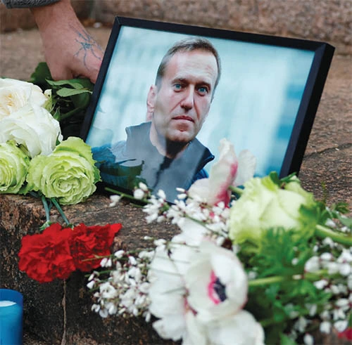  16일 프랑스 파리 러시아대사관 인근에 이날 사망한 러시아 야권인사 알렉세이 나발니 추모 사진과 꽃이 놓여있다. [로이터=사진제공]
