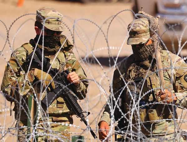  텍사스 주방위군 병사들이 멕시코 국경지역 철조망을 점검하고 있다. [로이터]