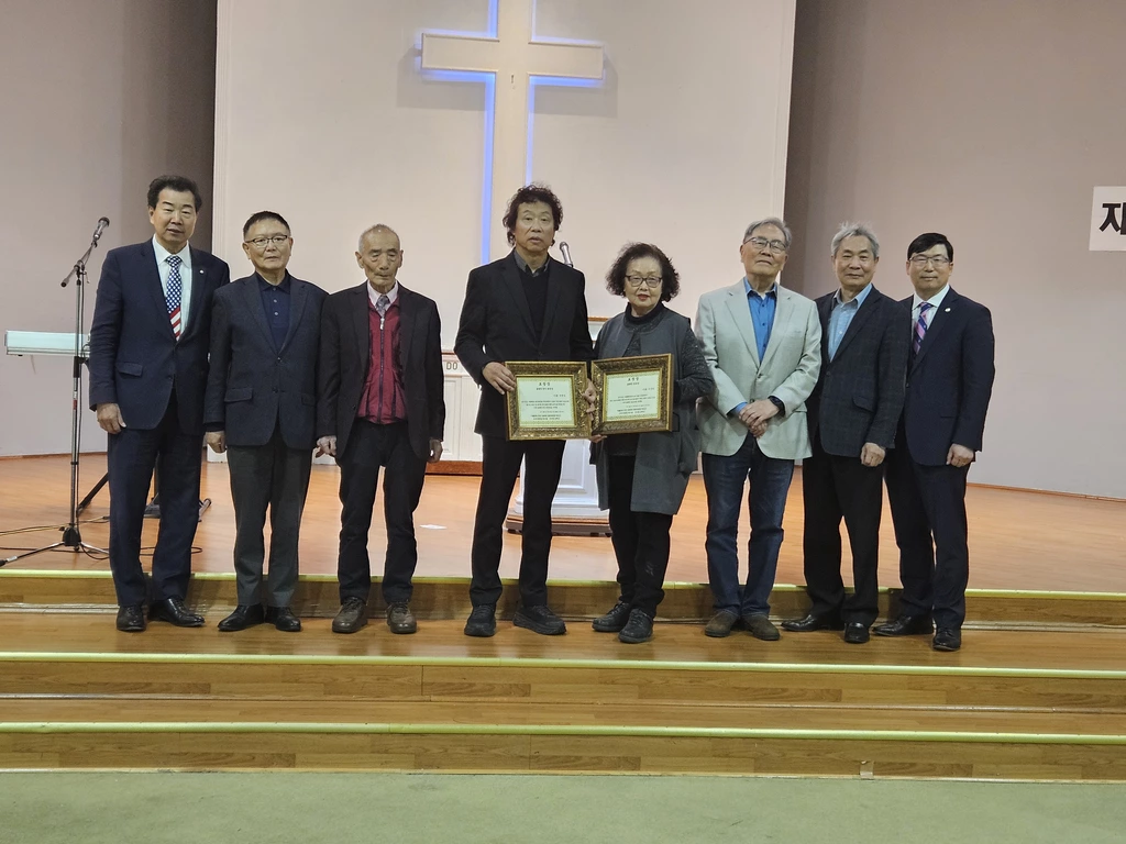 19일 애틀랜타한인원로회 2024년 상반기 모임에서 이국자 한국학교 이사장에게 훌륭한 동포상이, 박영섭 전 한인회장에게 훌륭한 한인회장상이 수여됐다.