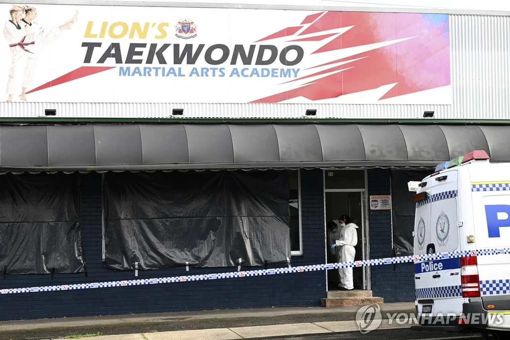 21일 호주 시드니에서 현지 경찰이 한인 일가족 살인 사건이 발생한 태권도장을 현장 조사하고 있다. 이날 호주 경찰은 한인 일가족 3명을 살해한 혐의로 태권도장 사범인 49살 한인 남성 유모 씨를 체포했다고 밝혔다.(시드니 AP·AAP=연합뉴스) 