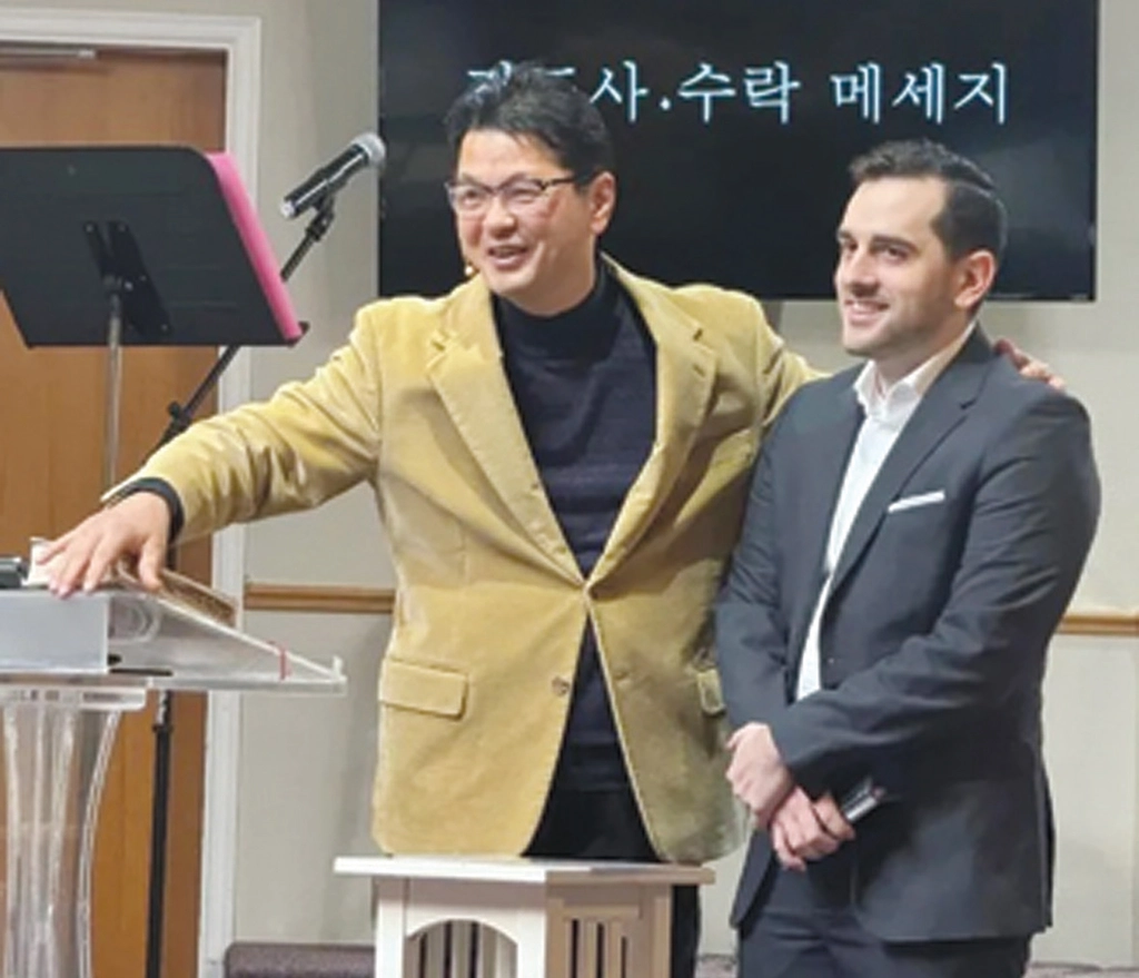 김성수 목사가 개릿 우즈 전도사를 소개하고 있다.