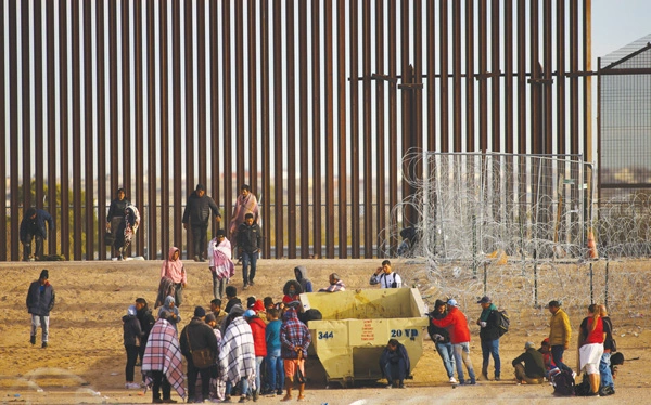  미국에서 난민 신청을 하려는 이민자들이 지난 1일 텍사스주 국경 장벽에 접근하고 있다. [로이터]