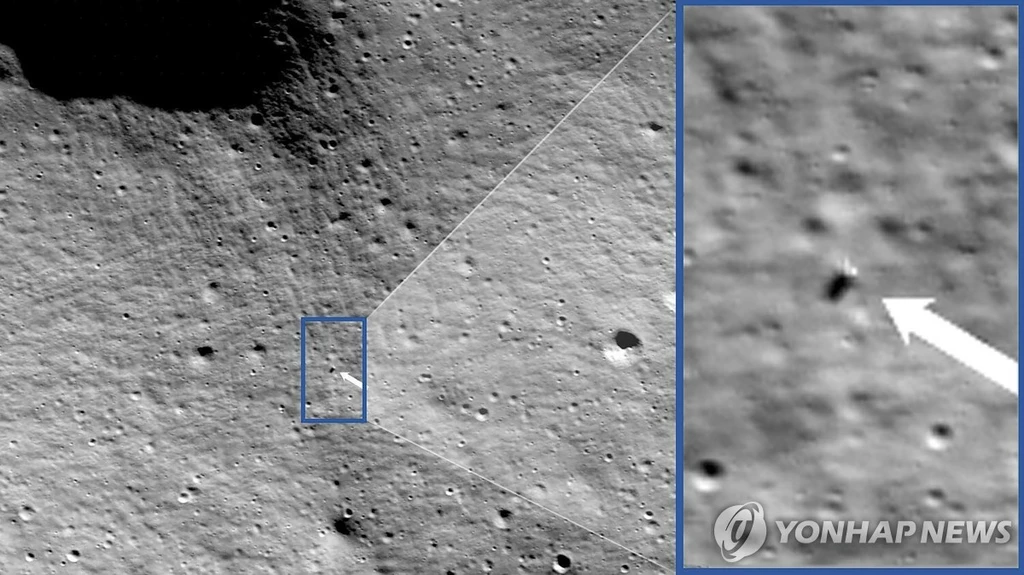 미 항공우주국(NASA)이 공개한 달 착륙선 사진. 달 상공 90㎞에서 촬영한 모습[NASA/Goddard/Arizona State University/AP=연합뉴스. 재판매 및 DB 금지]