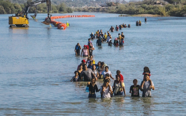 텍사스주 미-멕시코 국경의 리오그란데 강을 건너 미국 쪽으로 향하고 있는 중남미 이민자들. [로이터]