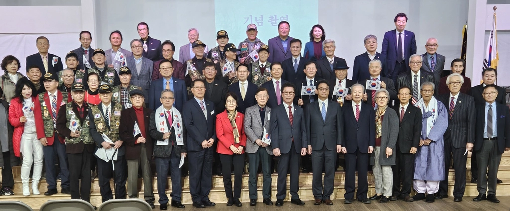 1일 애틀랜타 한인회관에서 열린 3.1절 105주년 기념식 참석자들이 기념식후 단체사진촬영을 하고 있다.