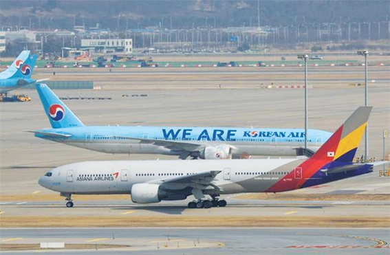 인천국제공항 계류장에 지난달 13일 대한항공과 아시아나항공 항공기가 나란히 서있다.<연합>