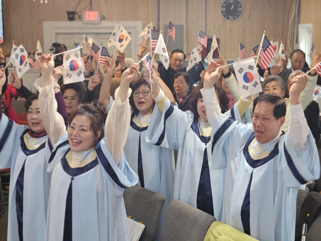 나눔장로교회에서 1일 열린 3.1절 기념감사예배에서 참석자들이 만세삼창을 하고 있다.