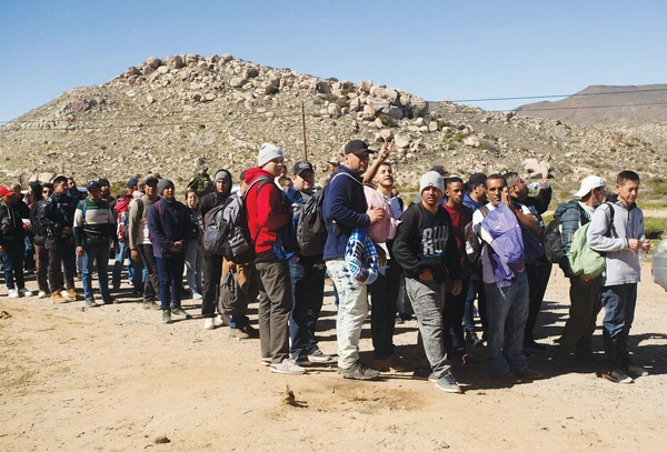  멕시코 국경을 넘은 이민자들이 지난 2월 23일 가주 자쿰바 임시 수용소에서 망명 신청을 하기 위해 국경 순찰대의 처리를 기다리고 있다. [로이터]