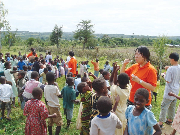  선 미니스트리가 2000년대 중반 케냐로 파송한 청년 단기 선교팀이 현지 청소년들과 비누거품 놀이를 하는 모습. 팬데믹 기간 급감한 한인 단기 선교가 최근 다시 늘고 있는 것으로 조사됐다. [선 미니스트리 제공]