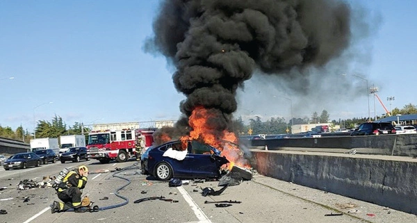  테슬라 차량이 지난 2018년 북가주 101번 프리웨이에서 주행 중 충돌사고로 불이 붙은 모습. [로이터]