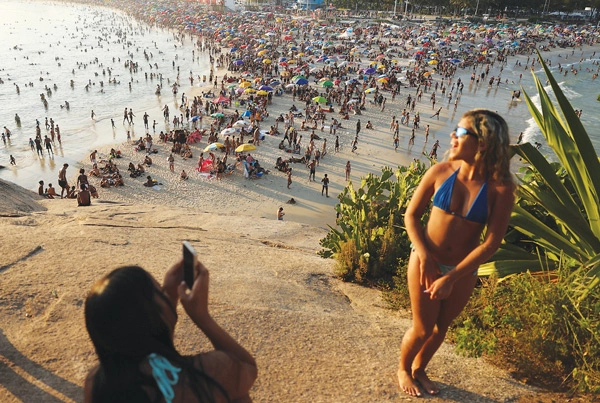  브라질 상파울루주에 연일 폭염이 이어지는 가운데 리우데자네이루의 마쿰바 해변에 수많은 인파가 몰려 있다. [로이터]