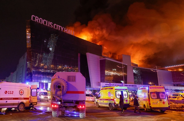 (크라스노고르스크 로이터=연합뉴스) 22일(현지시간) 무차별 총격 사건이 벌어진 러시아 모스크바 외곽 대형 콘서트장에서 화염이 치솟고 있다. 외부에는 구급차가 부상자를 이송하기 위해 대기 중이다. 
