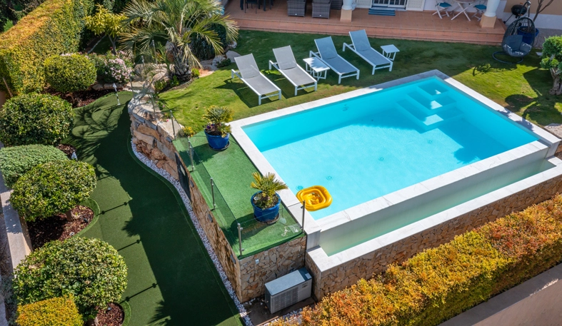 수영장이 딸린 집은 가격도 비싸고 유지비, 전기 요금, 수도 요금이 많이 드는 편이다.     <사진=Shutterstock>