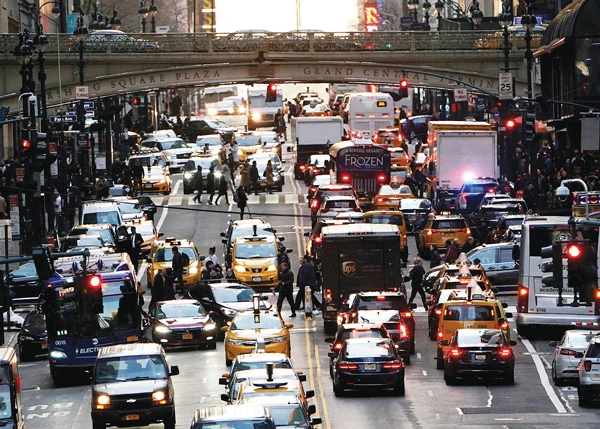  뉴욕 맨해턴 도심 진입 차량들에 교통혼잡세가 징수될 전망이다. 맨해턴 42번가에 차량들과 보행자들이 뒤엉켜 혼잡한 모습. [로이터]