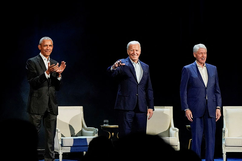 조 바이든 대통령(가운데)과 버락 오바마(좌)·빌 클린턴 전 대통령(우) [로이터=사진제공]