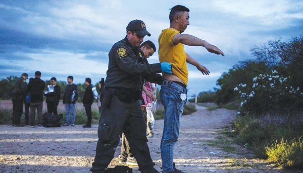  지난해 텍사스주 리오그란데강 인근 국경을 넘어 미국으로 불법 입국하려던 중국인들이 국경수비대에 적발돼 조사를 받고 있다. [로이터]