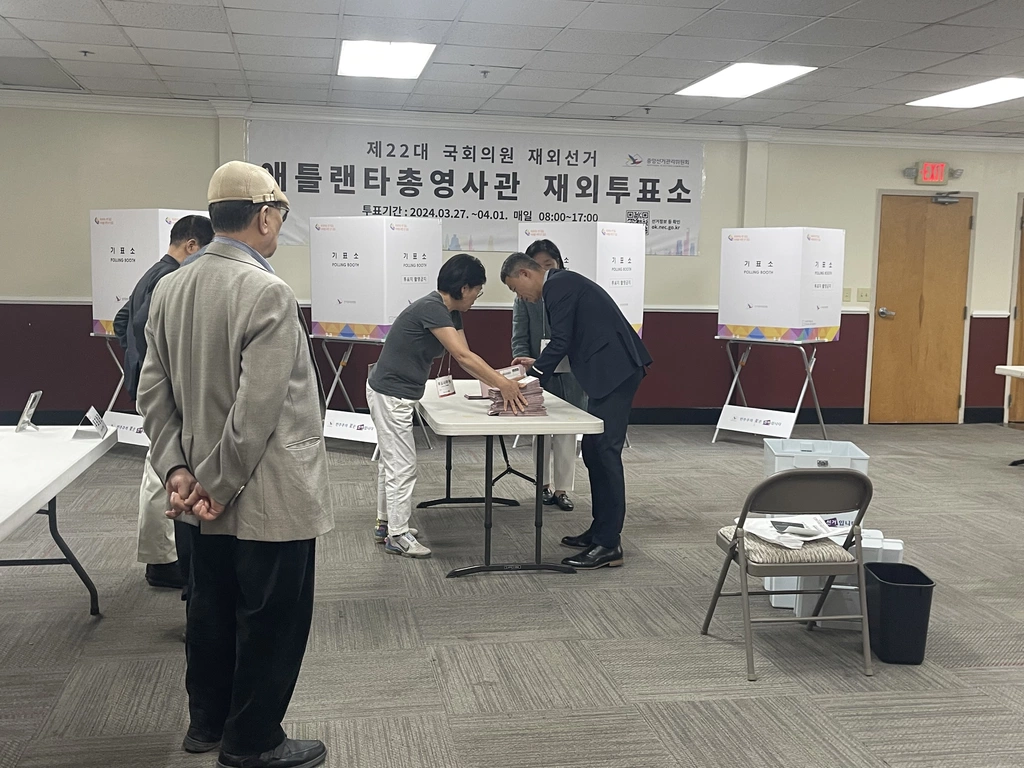 1일 오후 애틀랜타 한인회관 투표소에서 선거가 종료된 후 선거요원들이 투표지를 정리하고 있다.