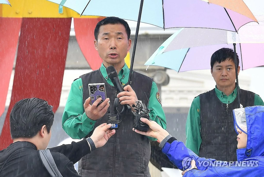 강철원 사육사가 3일 오전 경기도 용인 에버랜드 장미원에서 푸바오 팬들에게 보내는 감사 편지를 낭독하고 있다. [사진공동취재단] 