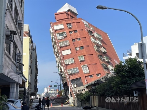강진으로 기울어진 대만 화롄현 지역 건물 모습. 2024.4.3[CNA 웹사이트 캡처. 재판매 및 DB 금지]