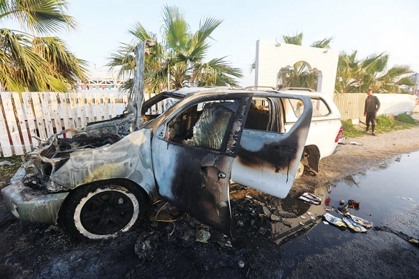  가자지구 구호 활동 중 이스라엘군의 폭격을 받아 7명이 사망한 국제구호단체 월드센트럴키친(WCK)의 차량이 대파돼 있다. [로이터]