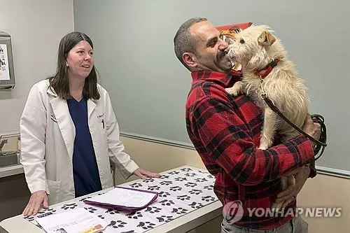 8개월 만에 되찾은 반려견 안고 있는 호우만 씨[그로스포인트 동물입양협회 제공. 재판매 및 DB 금지]