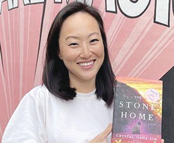  소설가 크리스탈 김 교수가 자신의 책 ‘돌집’을 들어보이고 있다.