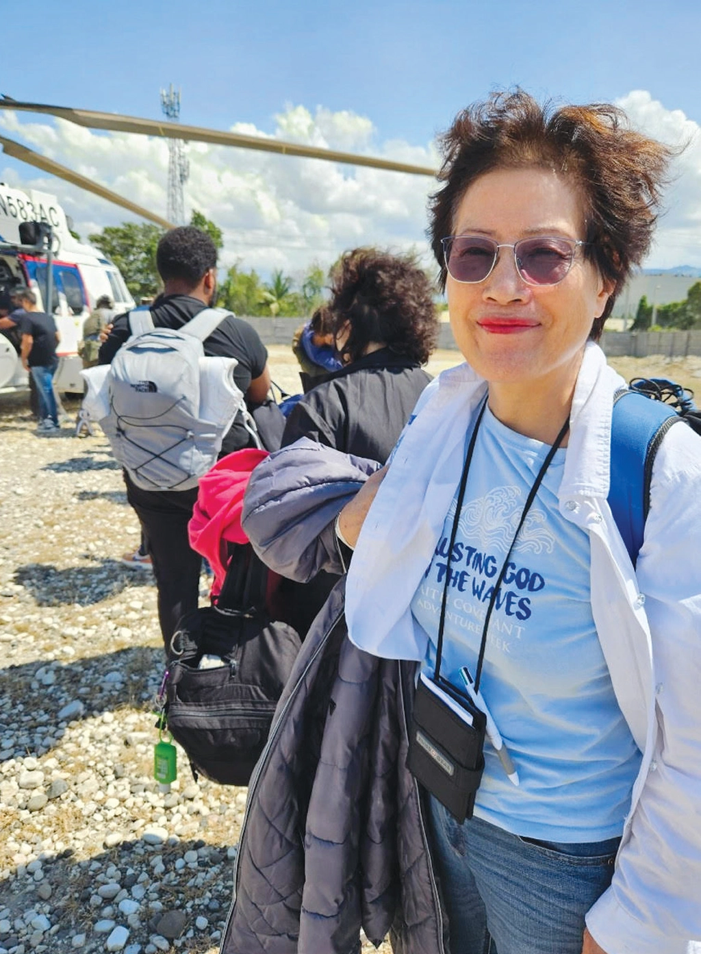 단기 선교를 갔던 아이티에서 갱단 폭동으로 한 달여 간 발이 묶였던 이영숙 목사가 미해병대의 호위 아래 국방부에서 보낸 헬기 탑승을 기다리고 있다