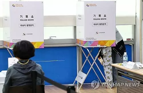 투표가 궁금해' = 제22대 국회의원선거일인 10일 오전 서울 삼성1동주민센터에 마련된 삼성1동 제3투표소에서 한 어린이가 기표소에서 투표를 보고 있다. <연합>