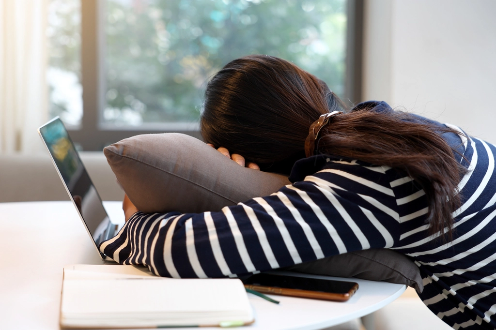 일상생활이 힘들 정도로 피로가 극심하고 심한 졸음이 2주 이상 지속되면 수면장애일 수 있다.<사진=Shutterstock>