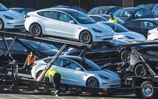  지난해 5월23일 캘리포니아주 프리먼트 공장에서 출시를 기다리고 있는 테슬라 모델3 전기차들. [로이터]