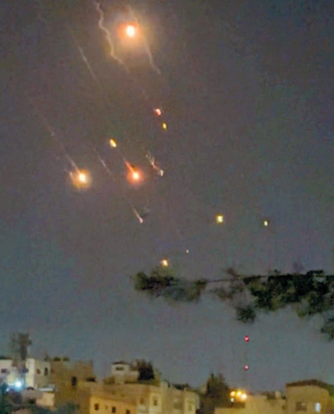  지난 13일 밤 이란이 이스라엘 본토를 전격 공습한 가운데 이란의 드론이 불꽃과 연기를 내뿜고 있다. [로이터]