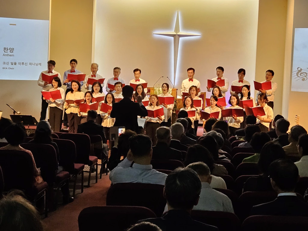14일 제너레이션교회 오픈하우스 예배에서 교회 성가대가 특별찬양을 하고 있다.